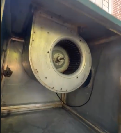 Horecaafzuigkap volledig gereinigd — schone kap en nieuwe vetfilters na reiniging door Ventilatienet.nl