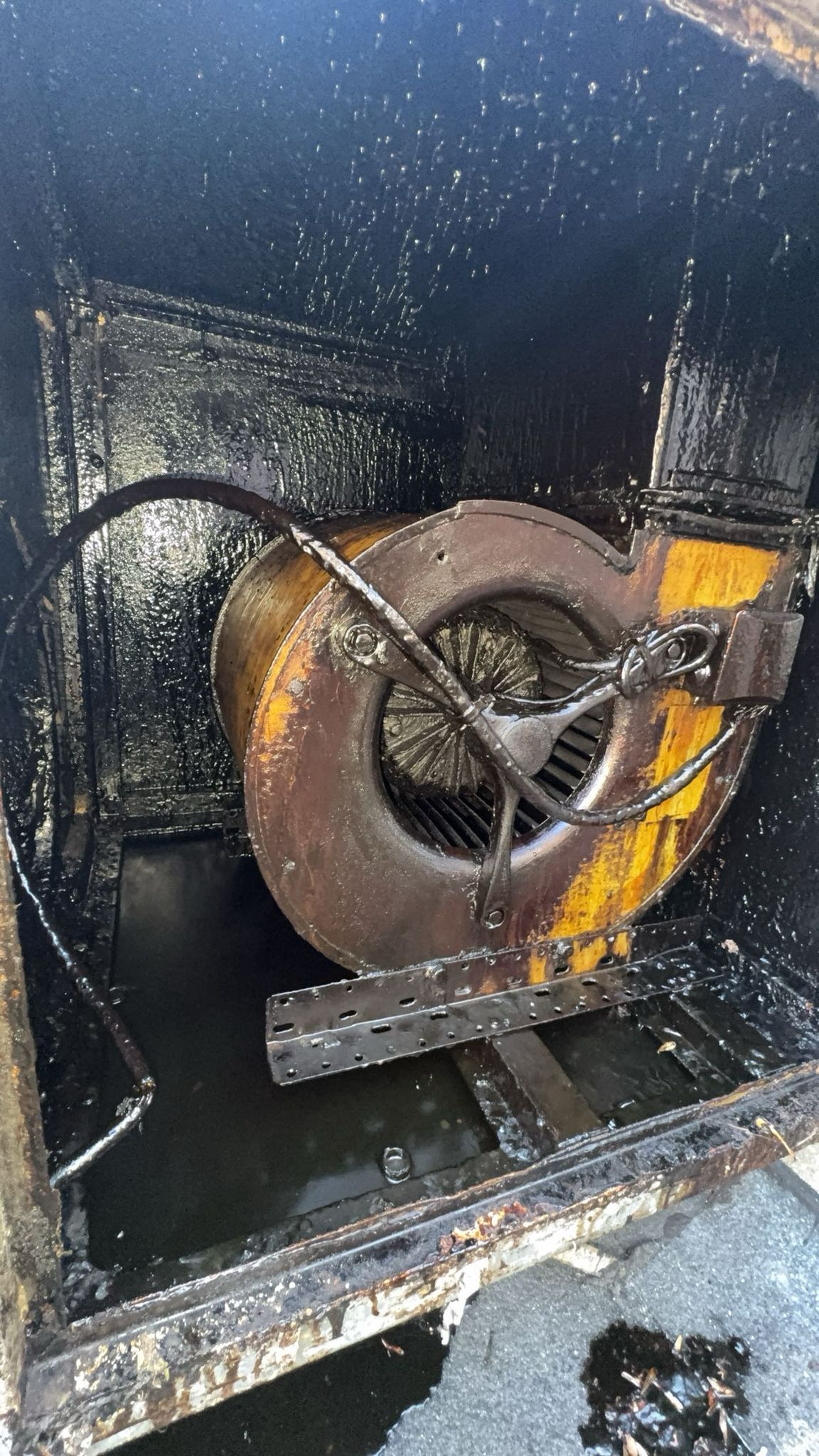 Ventilatiekanaal ná professionele reiniging — glimmend schone binnenwanden