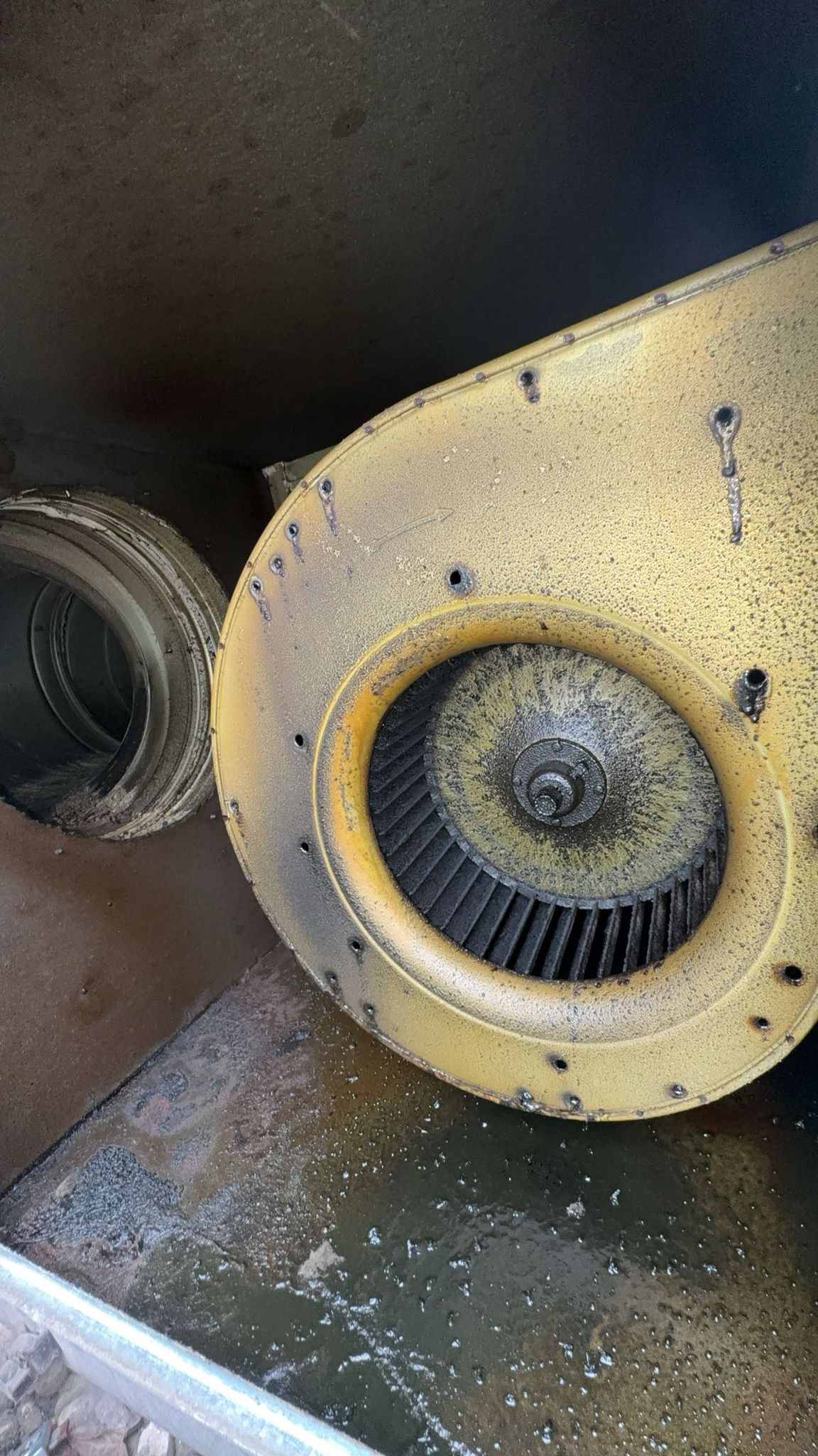 Schone ventilatierooster en kanaalwanden ná reiniging — volledig stofvrij