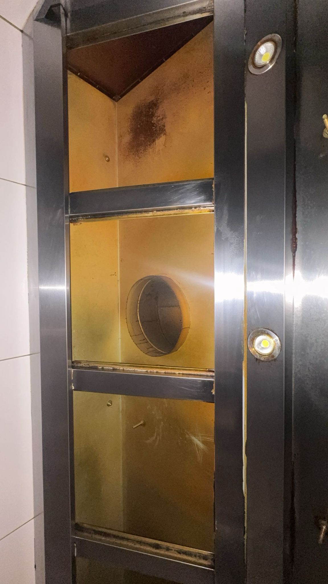 Vóór de reiniging — vetaanslag in ventilatiekanaal van horecakeuken in Barendrecht