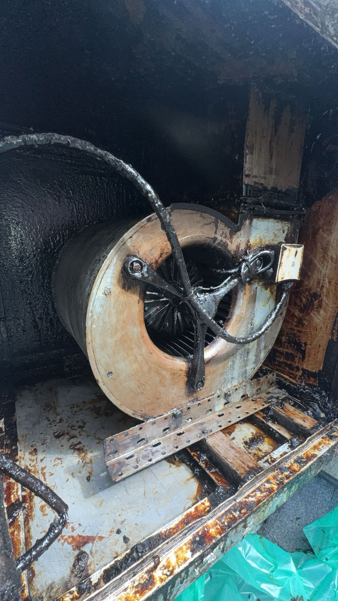 Ventilatiekanaal vóór reiniging — stof en vuil op binnenwanden van het kanaal