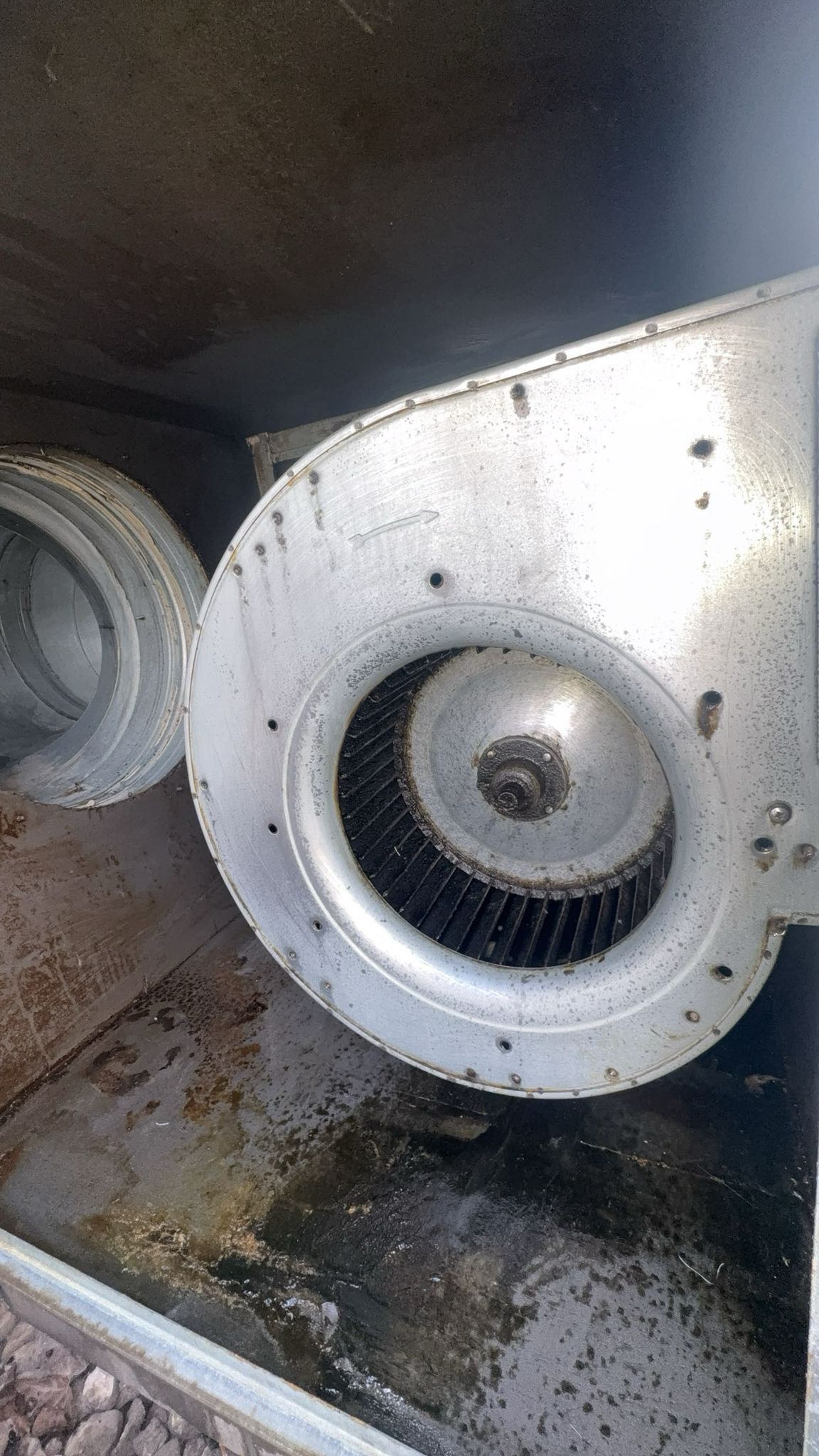 Vervuilde ventilatierooster en kanaalwanden vóór reiniging door Ventilatienet.nl